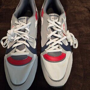 Lightweight REEBOK Lace Gym Shoes - Like New condition!